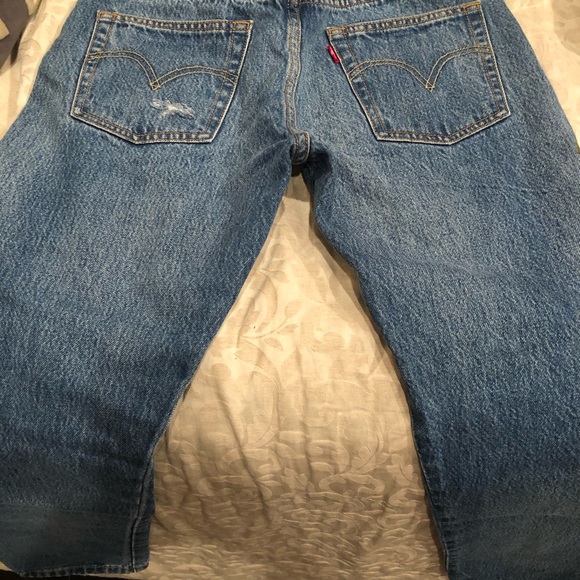 Rose embroidered Levi’s - Picture 3 of 3